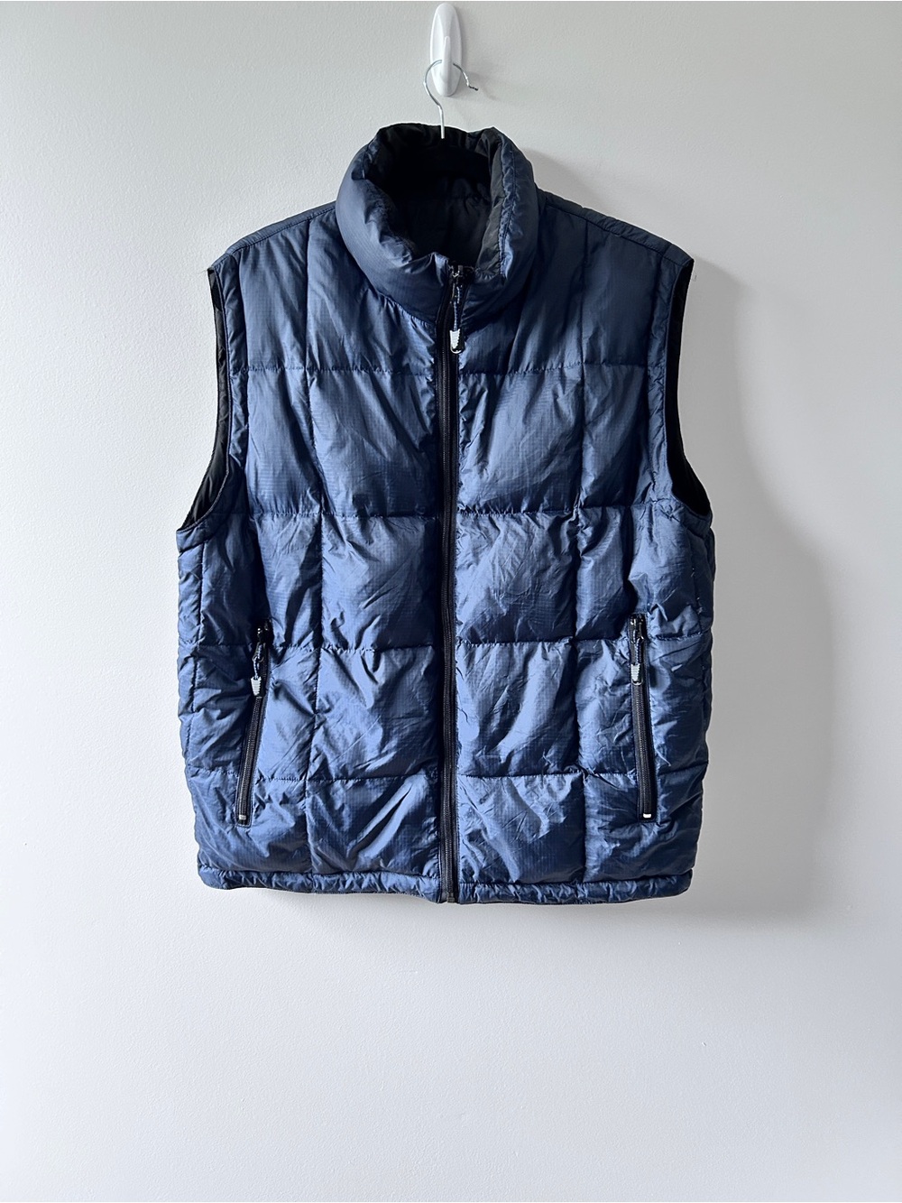 GAP Men’s Medium Reversible Down Puffer Vest Navy Blue Black Zip Pockets pack